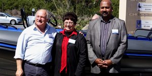 Vlnr is Wilfred Chivell, Susan Visagie en Keith Govender, Uitvoerende Direkteur van Nautic Suid-Afrika wat Nautic se boot oorhandig het
